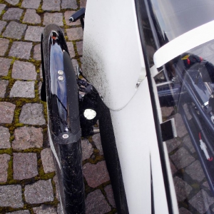 Der Windabweiser von vorn/oben, rechts. Er hält den Wind sehr gut ab und schützt etwas gegen das Spritzen des Schutzbleches.