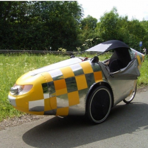 Und das FAW da, wo es hingehört: Auf der langen Strecke und bereit zu etlichen weiteren ebenso schnellen wie entspannten Kilometern.
Die dunkleren Flecken auf 2 der Karos sind aus 3M-Reflektorfolie von Pedalkraft. Geniales Zeug.