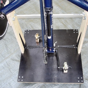 Detailaufnahme der Senkrech-Parkvorrichtung. 
Der Scorpion wird an den Pedalen fixiert und an den beiden Achsschrauben zentriert.