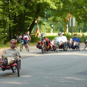 " Kleines Schwarzes" auf Tour, rechts am Bildrand während Bonner Liegeradtreffen, ich im roten Hemd und blauen Helm.