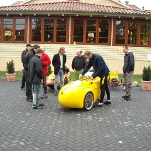 Peter Noll beim Testen des Versatile-Daches