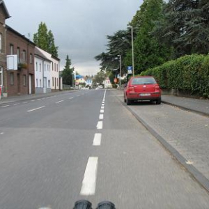 ....auch ein Radweg, am Ortseingang steht ein Schild für "Fahrradfreundliche Stadt in NRW".... ( ca. 10.5 Km seit Abfahrt)