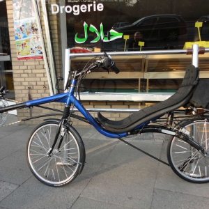 vor unserem "Spuermarkt" (ja, steht wirklich so auf dem Schild