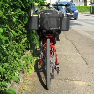 Heckansicht mit Tasche am Sitz