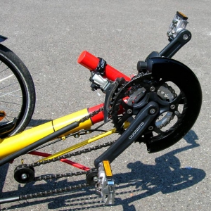 neues Tretlager, Kurbel & neue Kettenblattabdeckung von HP ("Rammschutz" vulgo "Fußgängerfräse"); mit Shimano Kombipedalen + Kettenlängenschnellverstellung

PS: auch im Zugtrum der Kette wurde ein Kettenschutzrohr eingefädelt !!