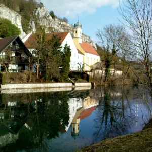 Spiegelungen in der Altmühl in Essing