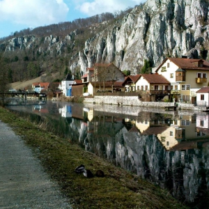 Spiegelungen in der Altmühl in Essing