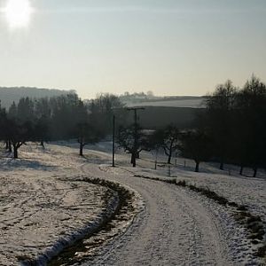 Verschneiter Wirtschaftsweg in der Nähe von Weiler z. Stein