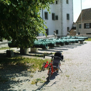 Innenhof Schloss Ingolstadt mit Speedster und Kanonen