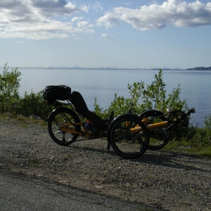 Im Hintergrund am Horizont die Lofoten