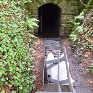 Der Eingang in Bergwerk, und schon ist man zu groß und muß sich bücken.