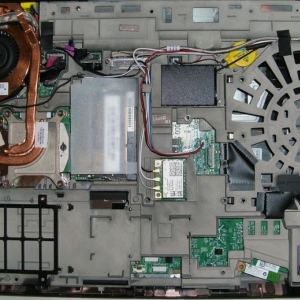 Umbau eines Lenovo ThinkPad W530 Workstation-Notebooks #11 - Silikonsicherung aller Kabelbuchsen, -stecker, vieler µCs und FETs und einiger Kabelstellen, kombiniert mit neuer Kabelverlegung und Kabelschutz. Hier zu sehen: Weiter geht es.