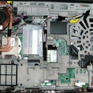 Umbau eines Lenovo ThinkPad W530 Workstation-Notebooks #12 - Silikonsicherung aller Kabelbuchsen, -stecker, vieler µCs und FETs und einiger Kabelstellen, kombiniert mit neuer Kabelverlegung und Kabelschutz. Hier zu sehen: Abgeschlossen. :D