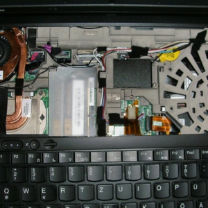 Umbau eines Lenovo ThinkPad W530 Workstation-Notebooks #13 - Silikonsicherung aller Kabelbuchsen, -stecker, vieler µCs und FETs und einiger Kabelstellen, kombiniert mit neuer Kabelverlegung und Kabelschutz. Hier zu sehen: Der Zusammenbau nach dem Reroutin
