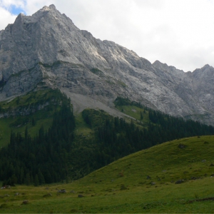 Natürliche Bergwelt pur, soweit das Auge reicht.