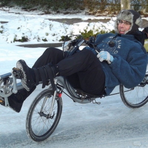 Olaf freut sich mit dem Baron im Schnee