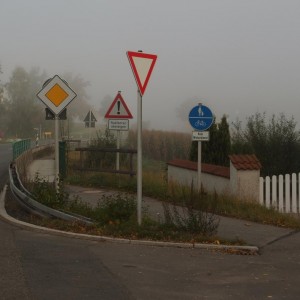 Radfahrer absteigen