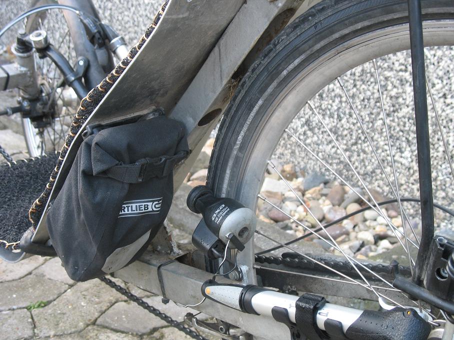 ....AXA-Seitenläufer für die Stromversorgung, die Laufrolle mit einem alten Fahrradschlauch für einen ruhigen Lauf beklebt.
Kettenverlauf "in" der Schwinge von der Rückseite gesehen ...