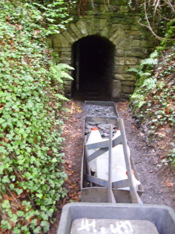 Der Eingang in Bergwerk, und schon ist man zu groß und muß sich bücken.