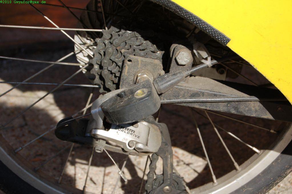 Die Klickbox darf nicht parallel zur Hinterradschwinge angebracht werden. Bei Bodenunebenheiten schwingt sonst der Schaltstift gerne unten raus...