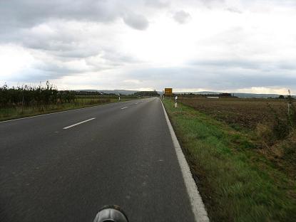 .... nicht nur im "Platten Norden" geht es immer nur gerade aus, im Hintergrund die Ausläufer der Eifel....( bei 7 Km)