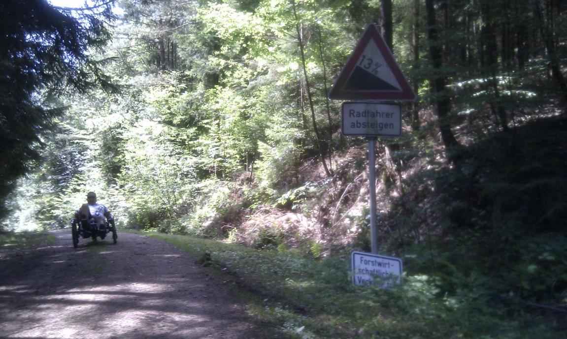 Radfahrer absteigen. flux meinte, das Schild hätten sie eigentlich auf der anderen Seite des Berges anbringen müssen ...