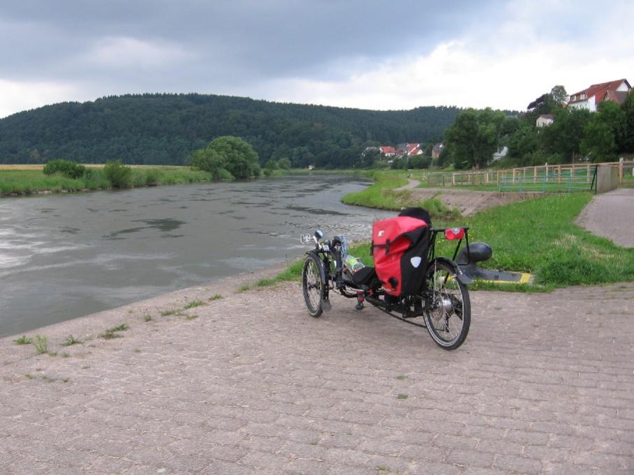 Steini Nomad Sport, an der Weser kurz hinter Oberweser Richtung Bad Karlshafen