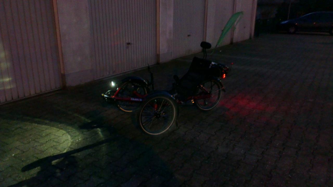 Trike am Abend mit Licht
(HDR-Bild mit Handykamera)