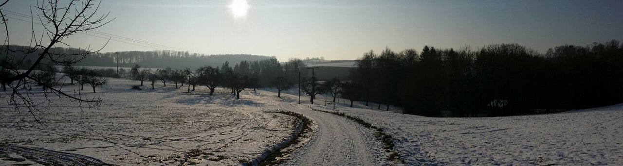 Verschneiter Wirtschaftsweg in der Nähe von Weiler z. Stein