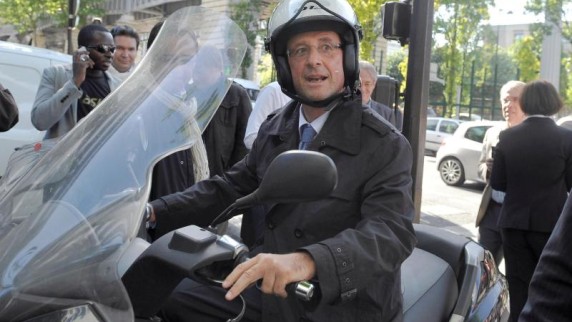 Francois-Hollande-faehrt-auf-einem-Motorroller-durch-Paris.jpg