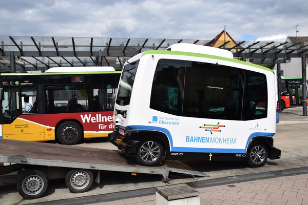 Der Autonome Bus fährt am Busbahnhof rückwärts von einem Anhänger. Foto: Birte Hauke
