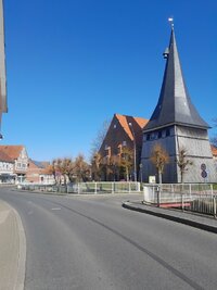 Strassenbild Jork mit Kirche St Matthias.jpg