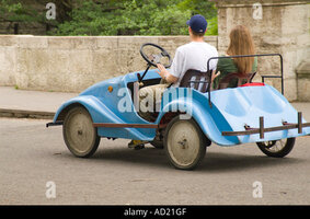 voiture-a-pedale-pour-les-adultes-pour-les-voitures-dans-le-parc-varosliget-budapest-ad21gf.jpg