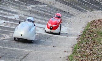 Velomobile auf der Rennbahn.jpg