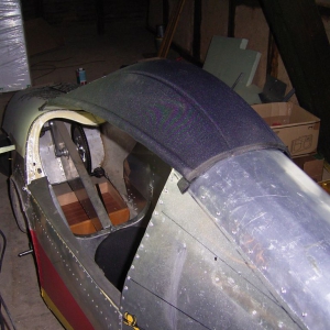 Und mit einem zurechtgebogenen Streifen aus Alublech verschlossen, das Dach probeweise aufgesetzt. Der Nietenabstand entspricht dem von Flevo beim Anschluss des Deckblechs an den Kofferraum verwendeten.