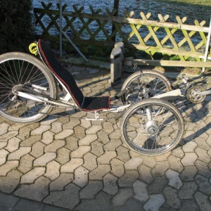 ... mein low budget Trike. Die Materialbeschaffung mußte einfach sein,Baumarkt . Die weiteren Komponenten waren in der Krabbelkiste vorhanden. Bedingung: schmale Spur.3x7 Gänge.