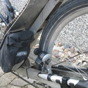 ....AXA-Seitenläufer für die Stromversorgung, die Laufrolle mit einem alten Fahrradschlauch für einen ruhigen Lauf beklebt.
Kettenverlauf "in" der Schwinge von der Rückseite gesehen ...