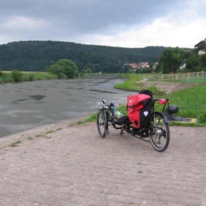 Steini Nomad Sport, an der Weser kurz hinter Oberweser Richtung Bad Karlshafen