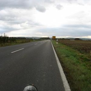 .... nicht nur im "Platten Norden" geht es immer nur gerade aus, im Hintergrund die Ausläufer der Eifel....( bei 7 Km)