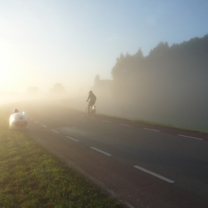 Ab und an trifft man im Morgennebel auch andere Radfahrer.