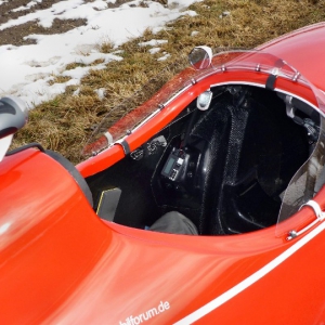 Einstiegöffnung mit Windschild. 
Hinter dem Schild ist es windstill. Nur Luftwirbel, die sich am Ende ablösen, spürt man im Nacken. Das WSchild ist allerdings sehr kratzempfindlich. Man sieht alle Polier- und Reinigungsschlieren. Nachteilig ist auch, daß