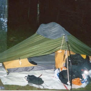 Mein Exped Vela Extrem-Zelt und das Chaos was sich nach paar Wochen Reise bei jedem Stop einstellt.
(links im Bild, Fehler der Analogtechnik...)
