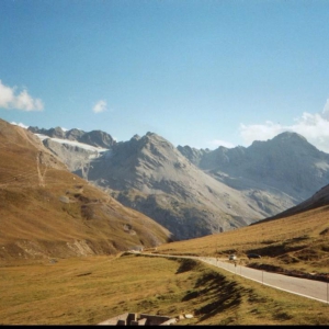 Im Hochtal angelangt, Blick zurück, da hinten gehts die Serpentinen runter (zwei Bilder vorher)