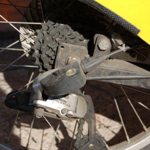Die Klickbox darf nicht parallel zur Hinterradschwinge angebracht werden. Bei Bodenunebenheiten schwingt sonst der Schaltstift gerne unten raus...
