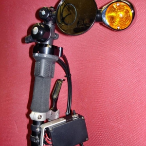 Ochsenaugenblinker rechts mit Spiegel, Glocke und Blinkerschalter.
Der Blinkerschalter dient gleichzeitig als Handauflage, so wie links der Handbremshebel