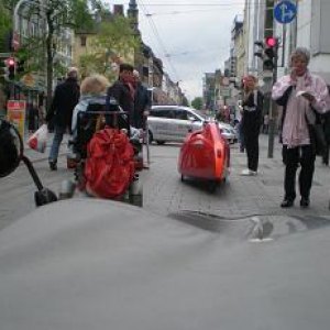 .... Elekto-Rolli setzt zum Überholen an , Fußgängerzone in Dormagen ...