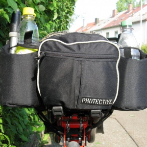 Hecktasche von hinten mit Mitteltasche und 2 Flaschenhaltern (bis 1-l-Flaschen)