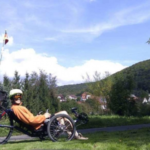 Wochenend-Heimfahrt (Erlangen-Freudenberg Opf), Aufnahme in Pommelsbrunn
Zum ersten Mal mit neuer 28 " Felge mit Nabendynamo (Catrike hat original 26 ", 28 " war ein Versehen beim Lieferanten, geht aber auch)