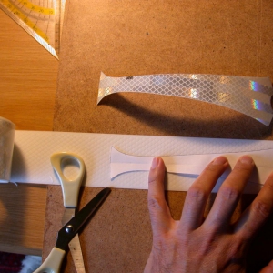 Mittels Schablone die Speichenform  auf Reflexband übertragen.