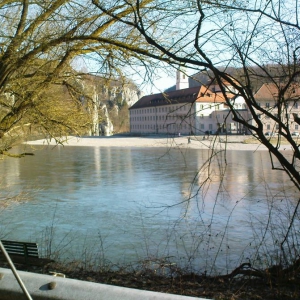 kloster weltenburg mit kiesbank